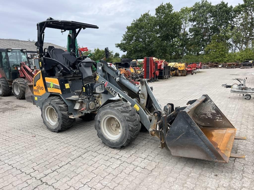 GiANT 2200E 小型裝載機