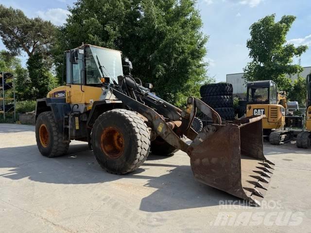 Komatsu WA 200 輪胎式裝載機