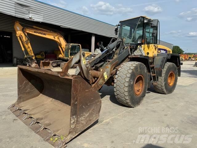 Komatsu WA 200 輪胎式裝載機