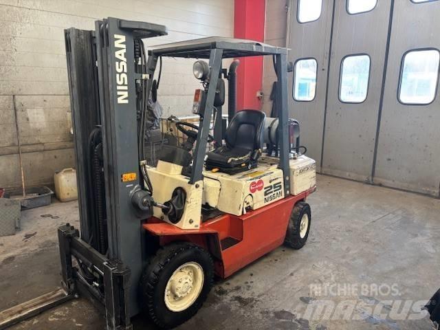 Nissan UJ02 A 25 U 液化石油氣LPG卡車