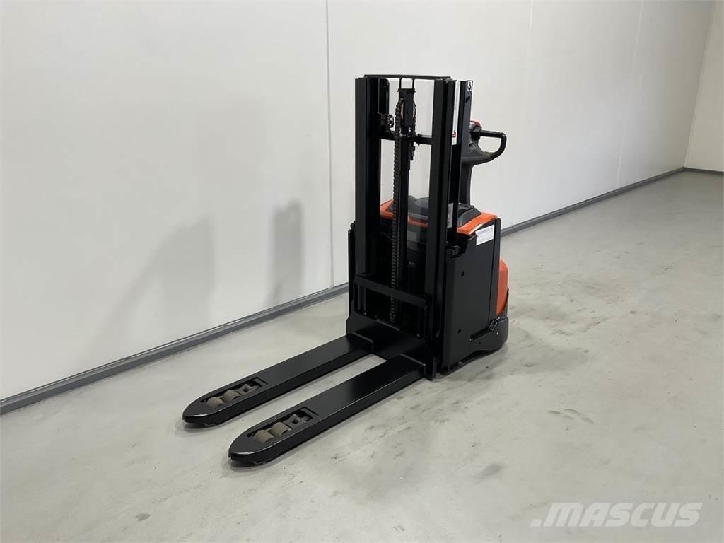 Toyota SWE200D 自走式堆積機