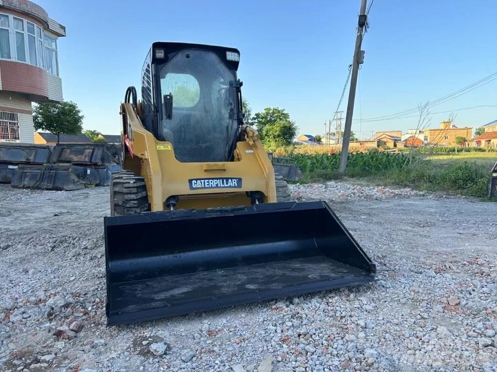 CAT 246 C 滑移轉向裝載機