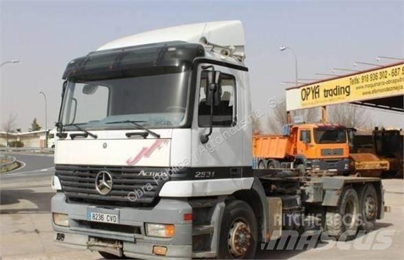 Mercedes-Benz 2531 貨櫃框架卡車