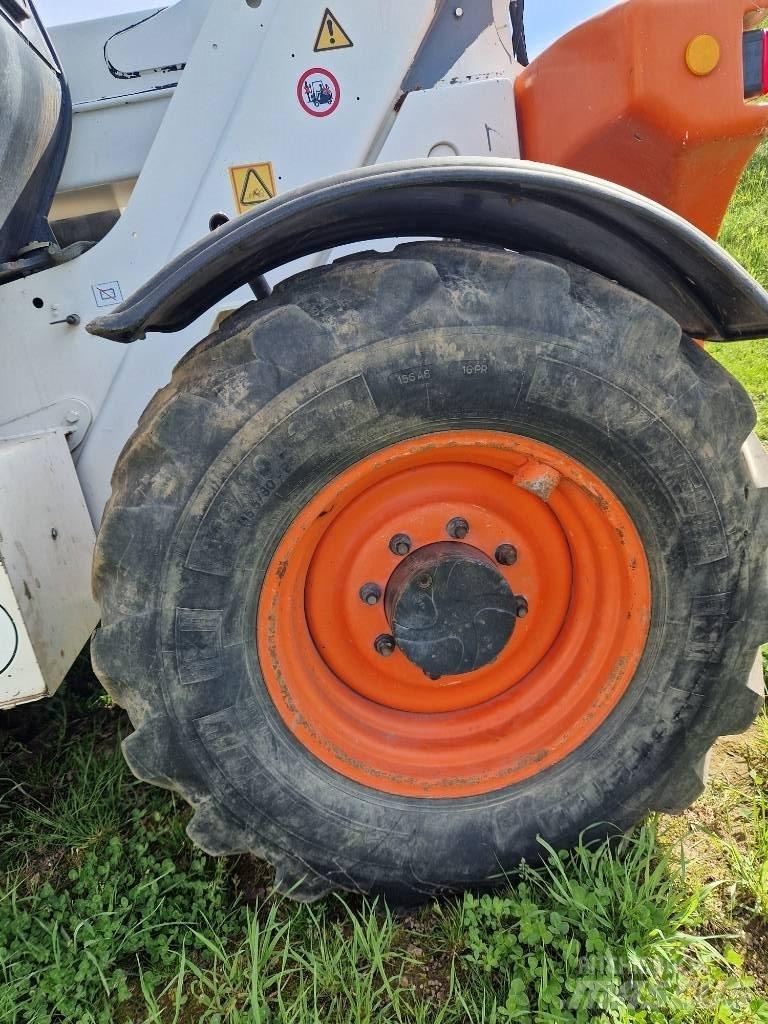 Bobcat T35120 伸縮臂操作車