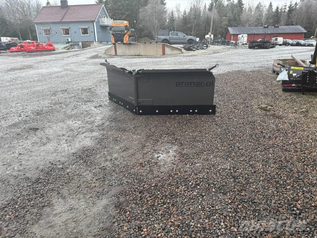 Pronar PUV 3300 刮雪板和犁