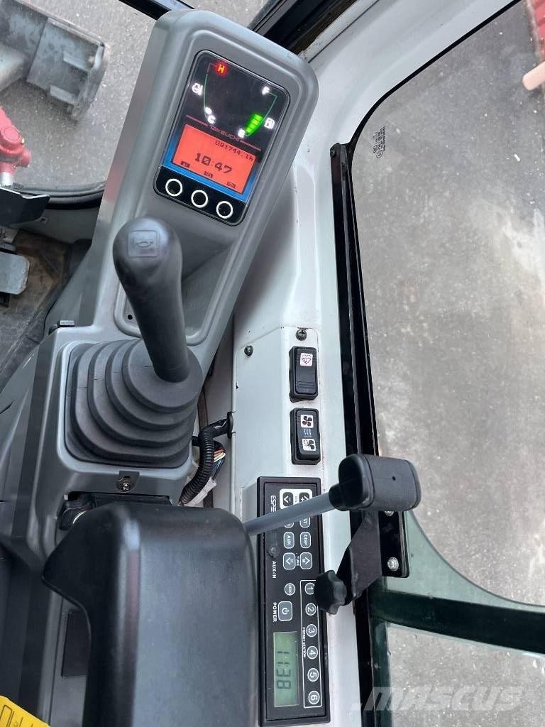 Takeuchi TB 216 小型挖土機/掘鑿機<7t(小型挖掘機)