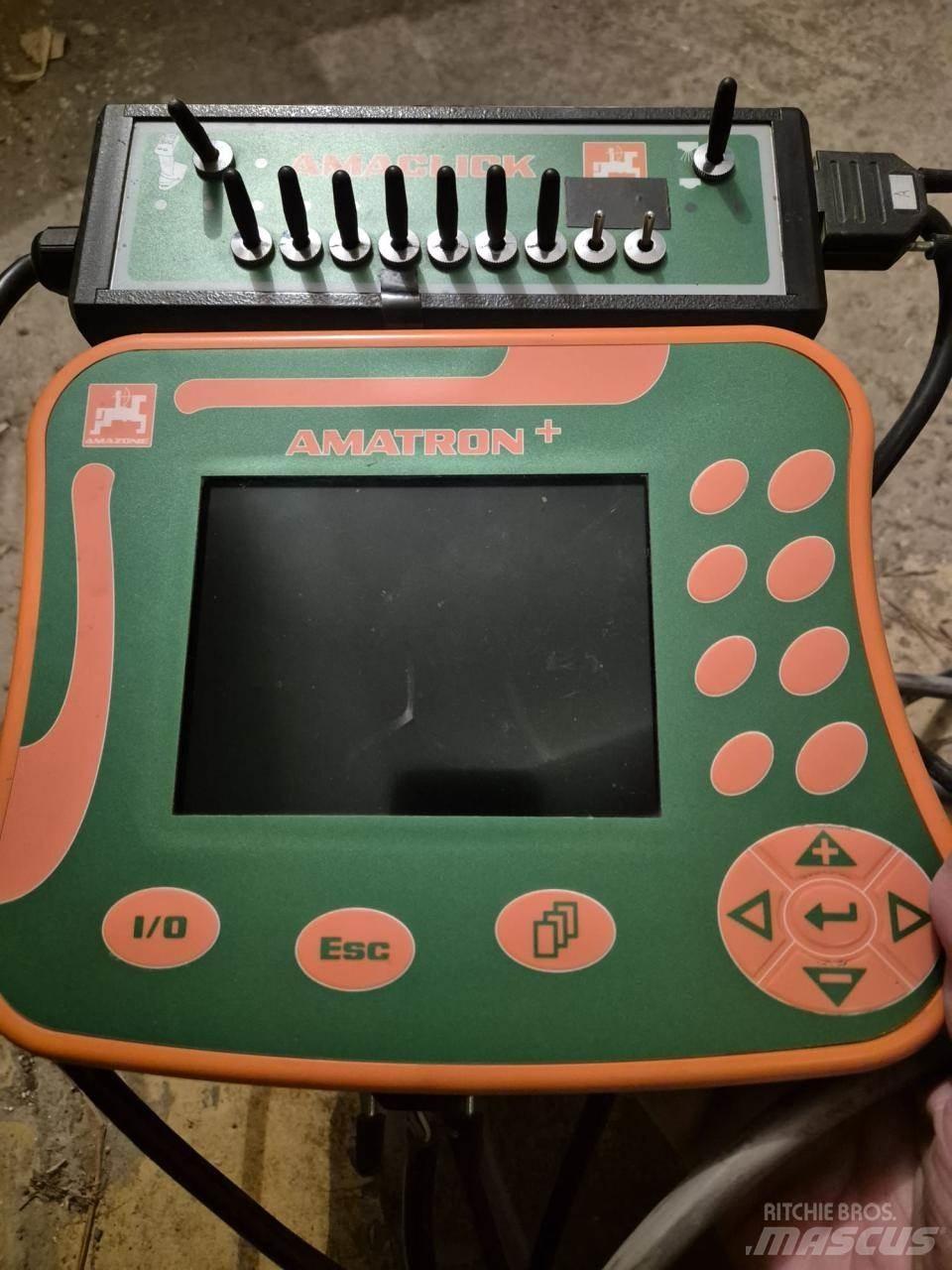 Amazone UX 4200 牽引式噴霧機