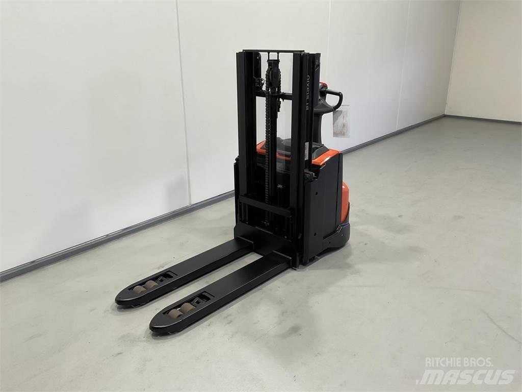 Toyota SWE200D 自走式堆積機