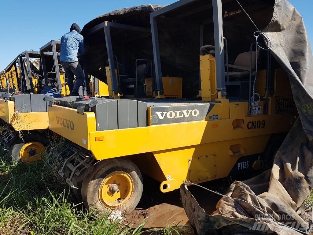 Volvo PT 125 膠輪滾壓機