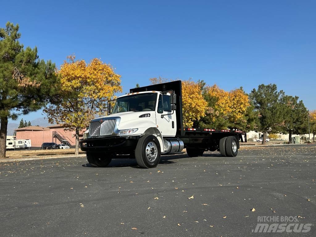 International 4300 平板式/側卸式卡車