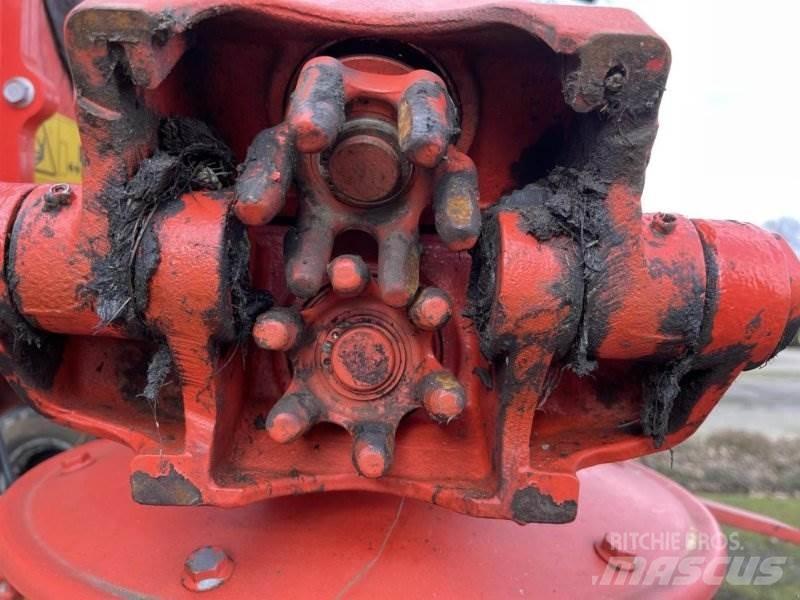Kuhn GF 13002 耙與翻草機