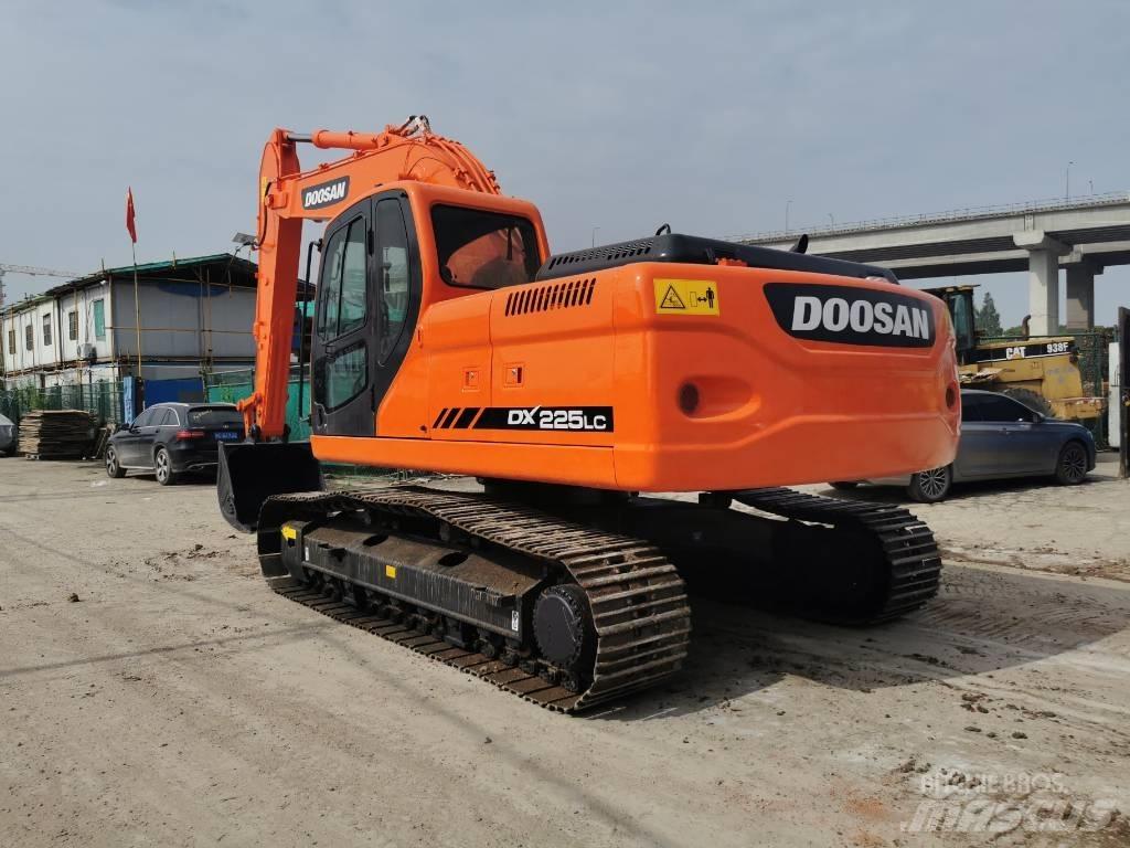Doosan DX 225 LC 小型挖土機/掘鑿機<7t(小型挖掘機)