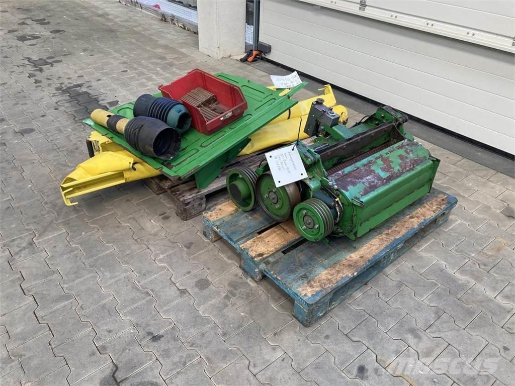 John Deere 8300 自走式飼料採集機