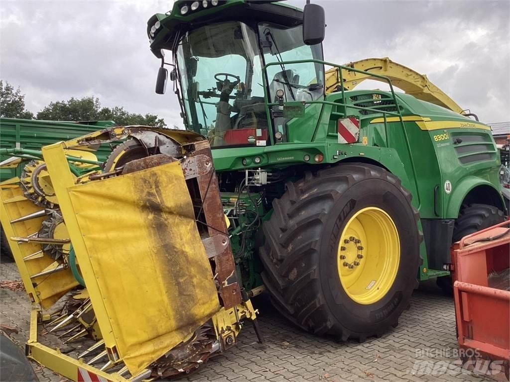 John Deere 8300 自走式飼料採集機
