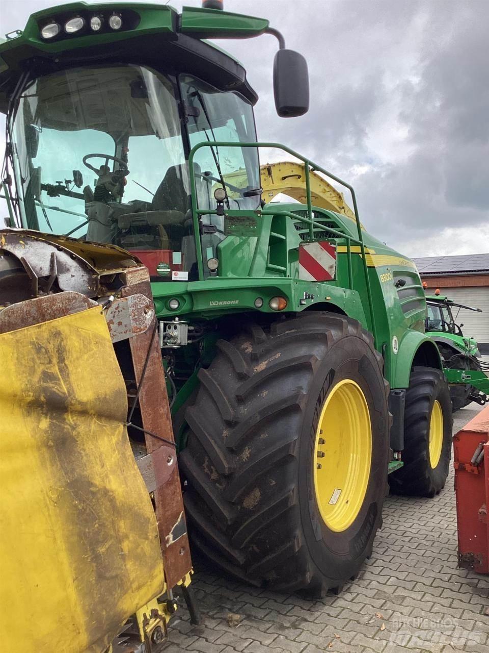 John Deere 8300 自走式飼料採集機