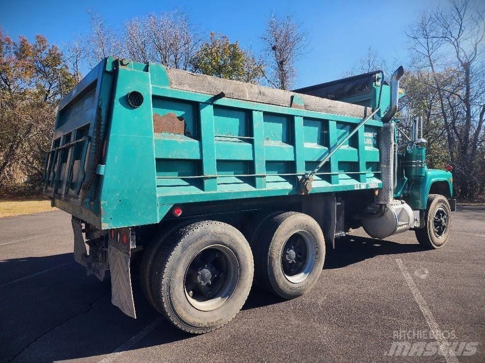 Mack 690S 傾卸式卡車