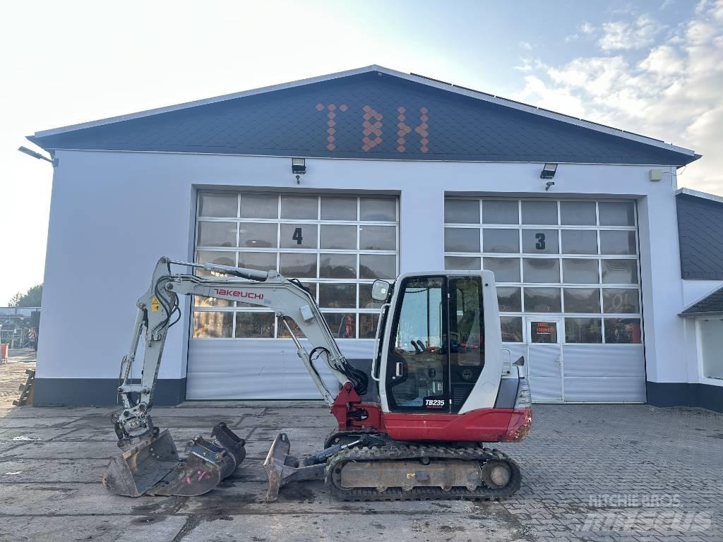 Takeuchi TB 235 小型挖土機/掘鑿機<7t(小型挖掘機)
