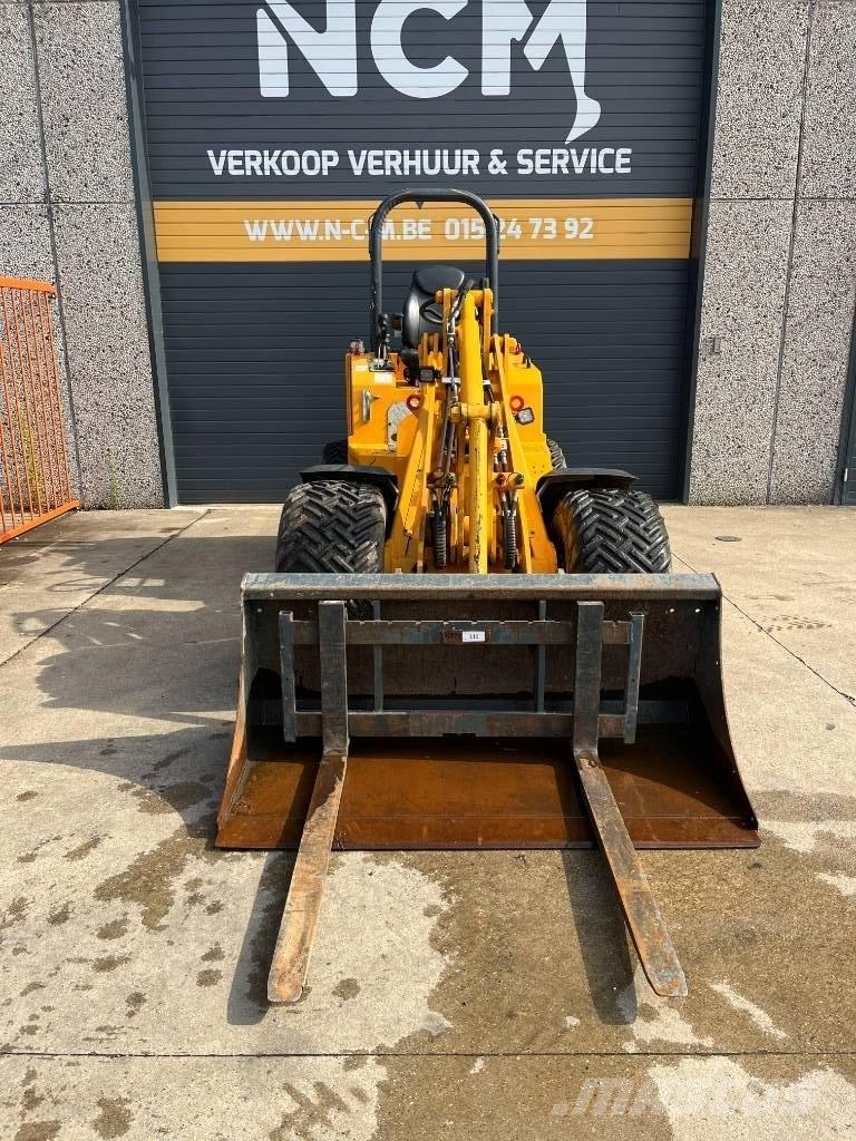 Knikmops KM 250 輪胎式裝載機