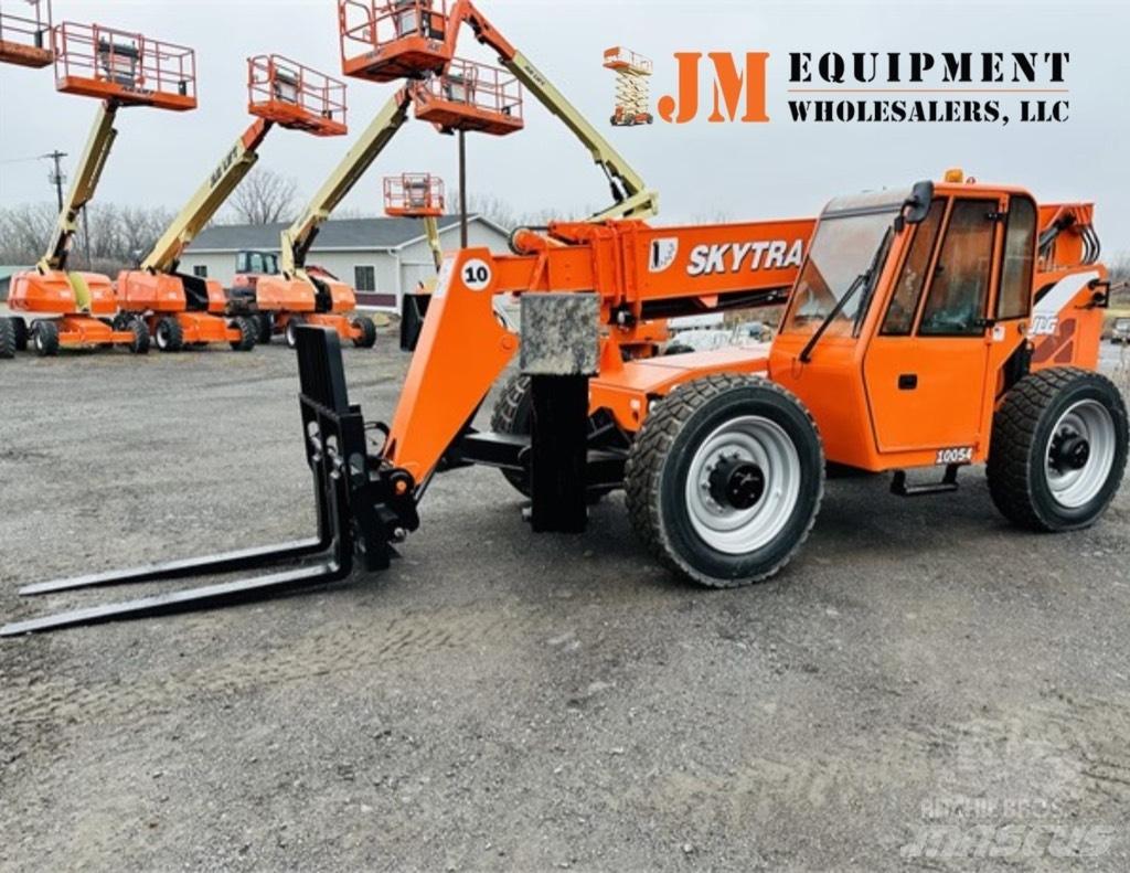 SkyTrak 10054 伸縮臂操作車