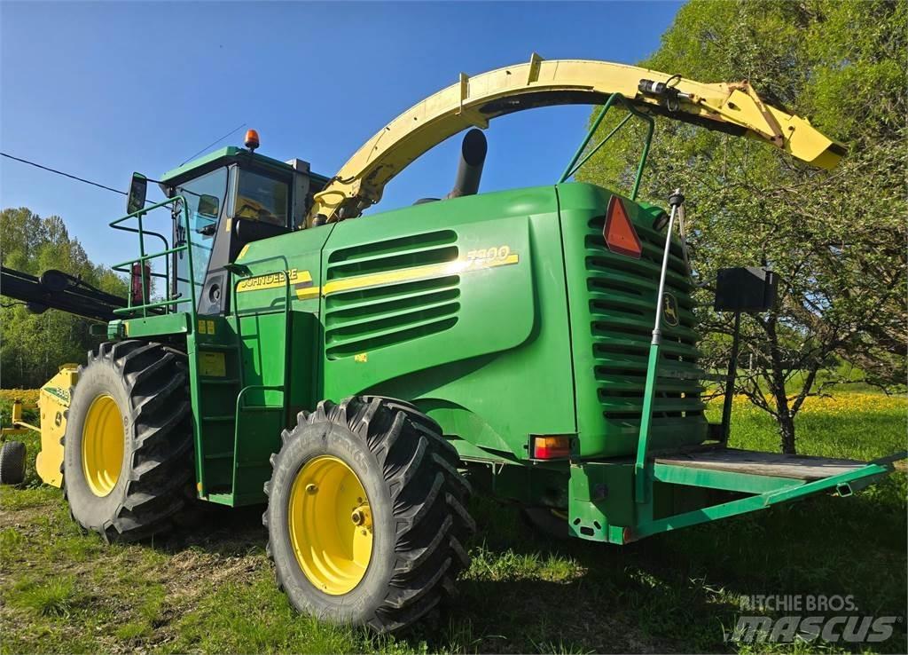 John Deere 7300 自走式飼料採集機