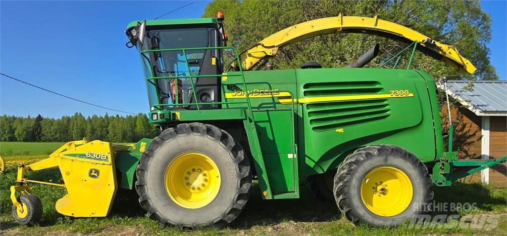 John Deere 7300 自走式飼料採集機
