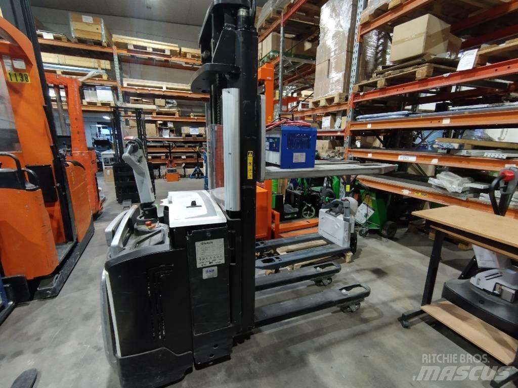 Rocla SP12ACI DF2900 自走式堆積機