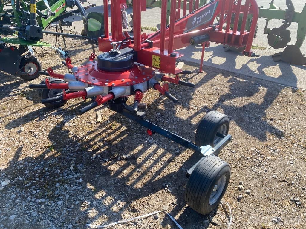 Kverneland 9546 耙與翻草機