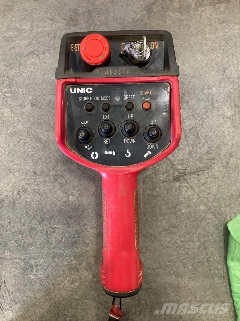 Unic URW-295 小型起重機