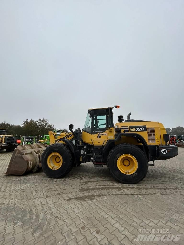 Komatsu WA 320 輪胎式裝載機