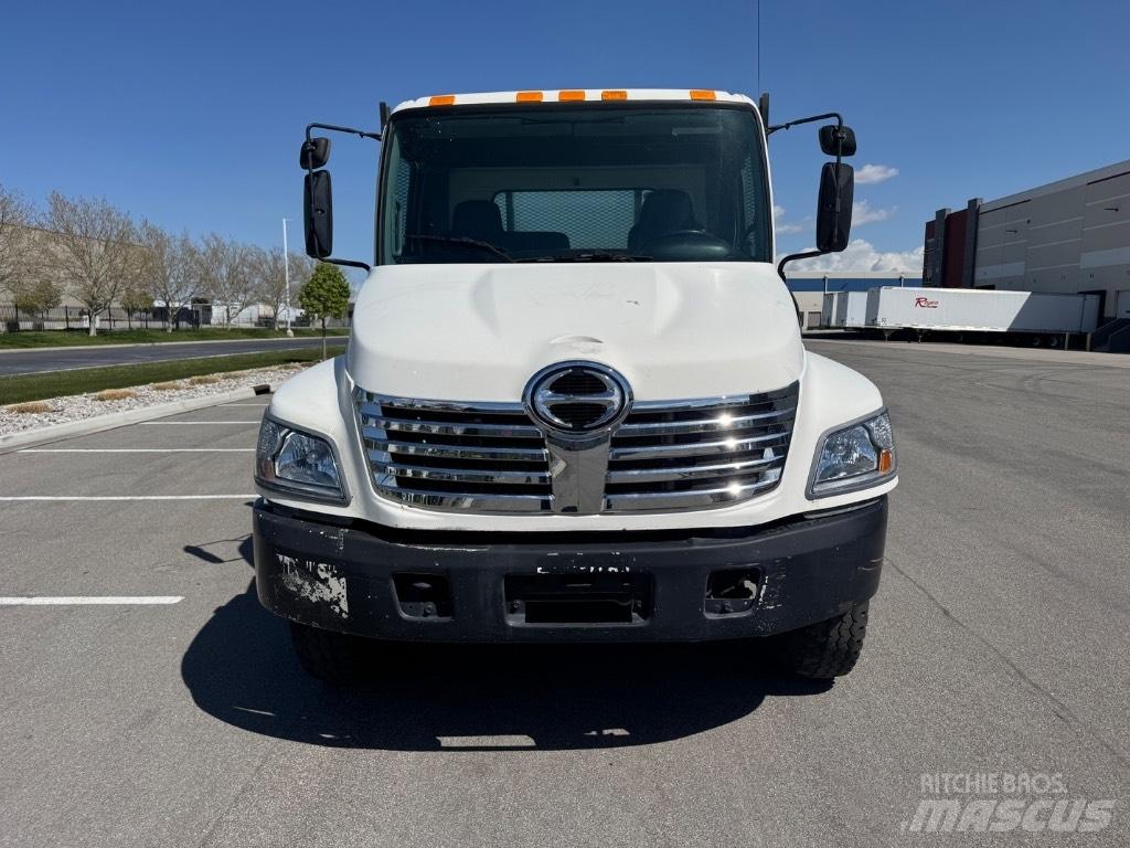 Hino 268 平板式/側卸式卡車