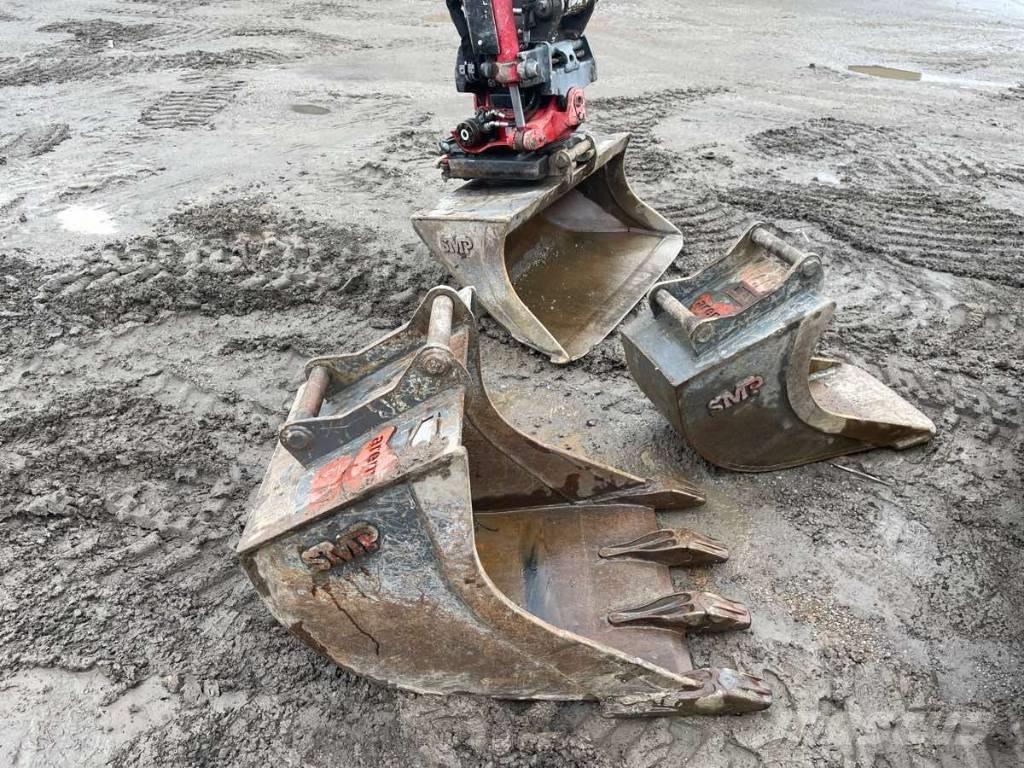 Takeuchi TB 240 小型挖土機/掘鑿機<7t(小型挖掘機)