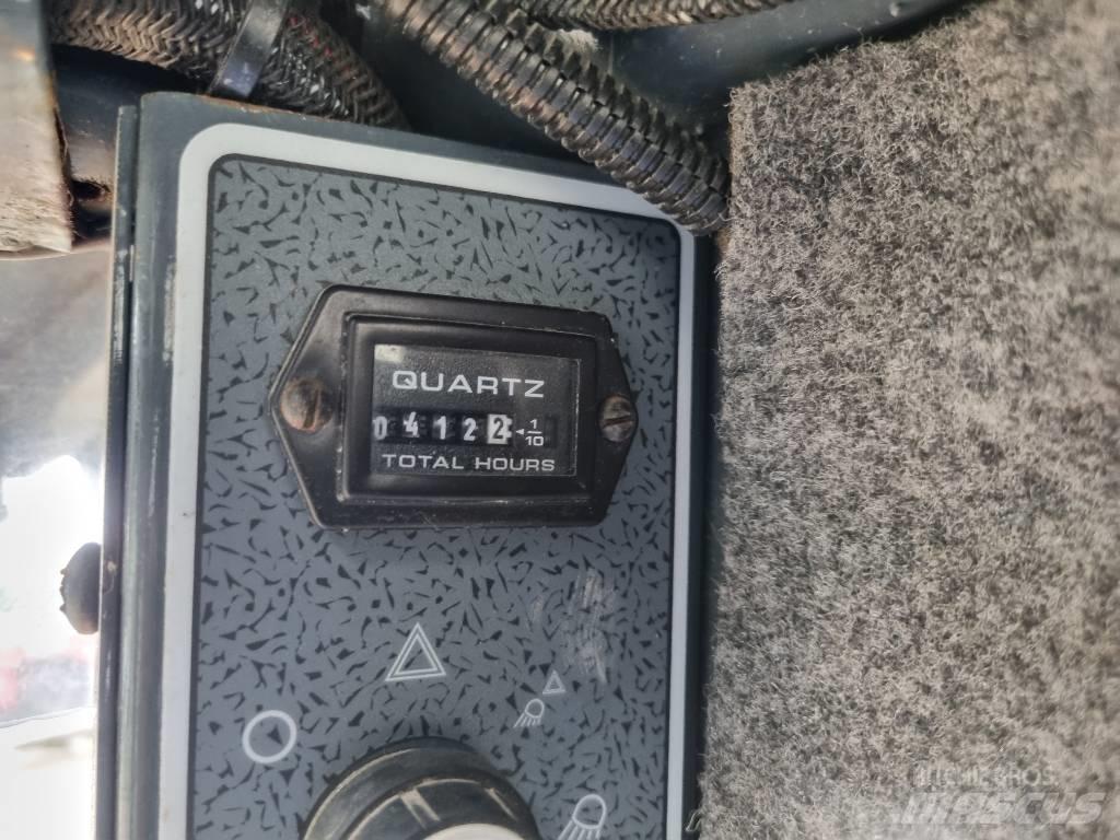 Mustang 2012 滑移轉向裝載機