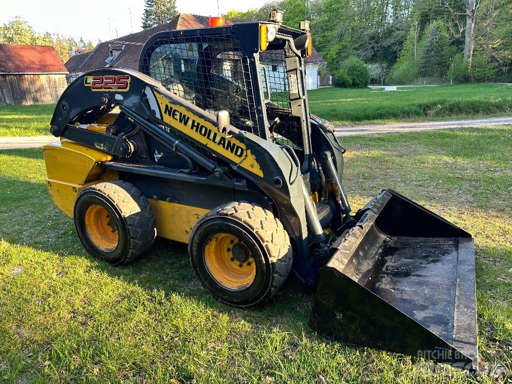 New Holland L 225 滑移轉向裝載機