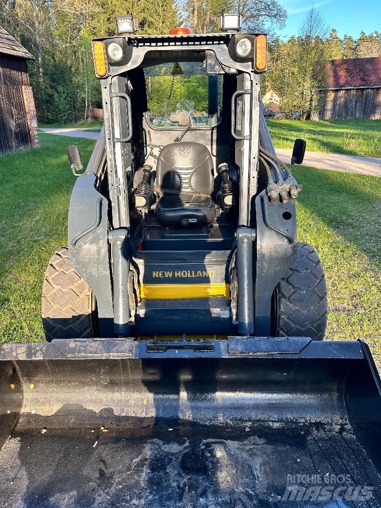 New Holland L 225 滑移轉向裝載機