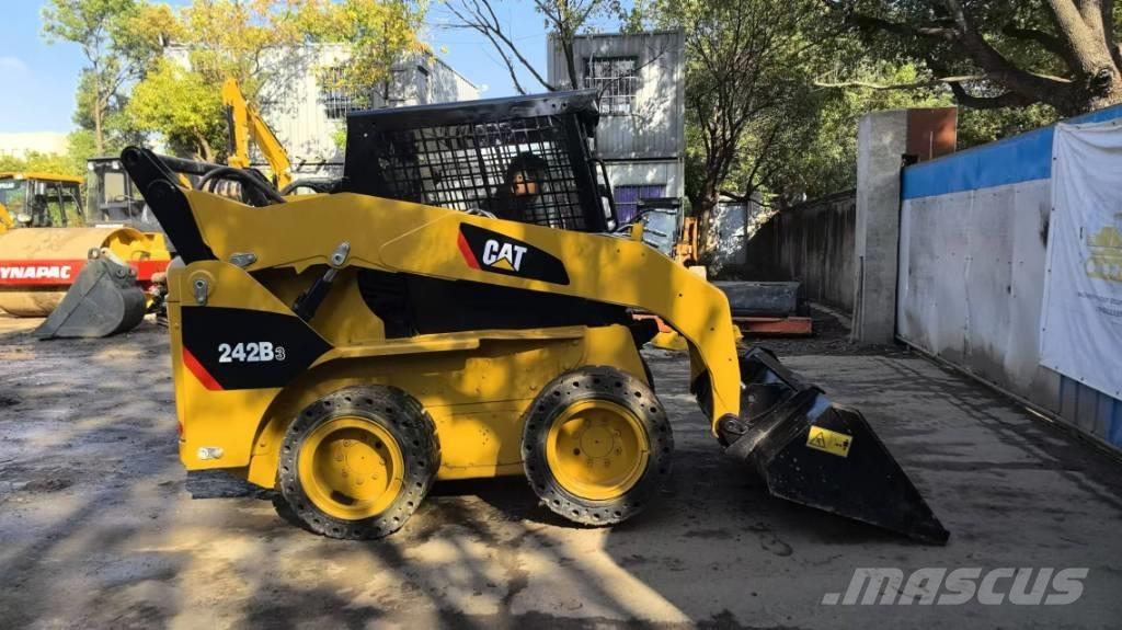 CAT 242 B 3 滑移轉向裝載機