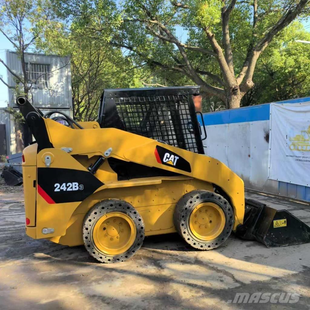 CAT 242 B 3 滑移轉向裝載機