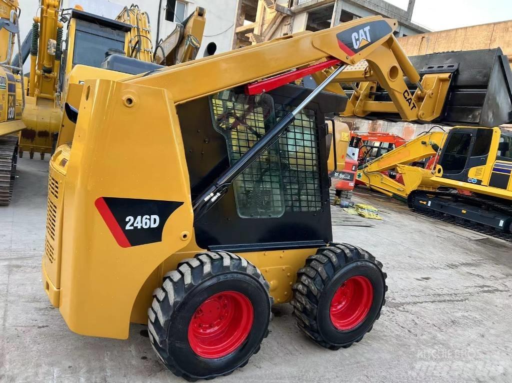 CAT 246D 滑移轉向裝載機