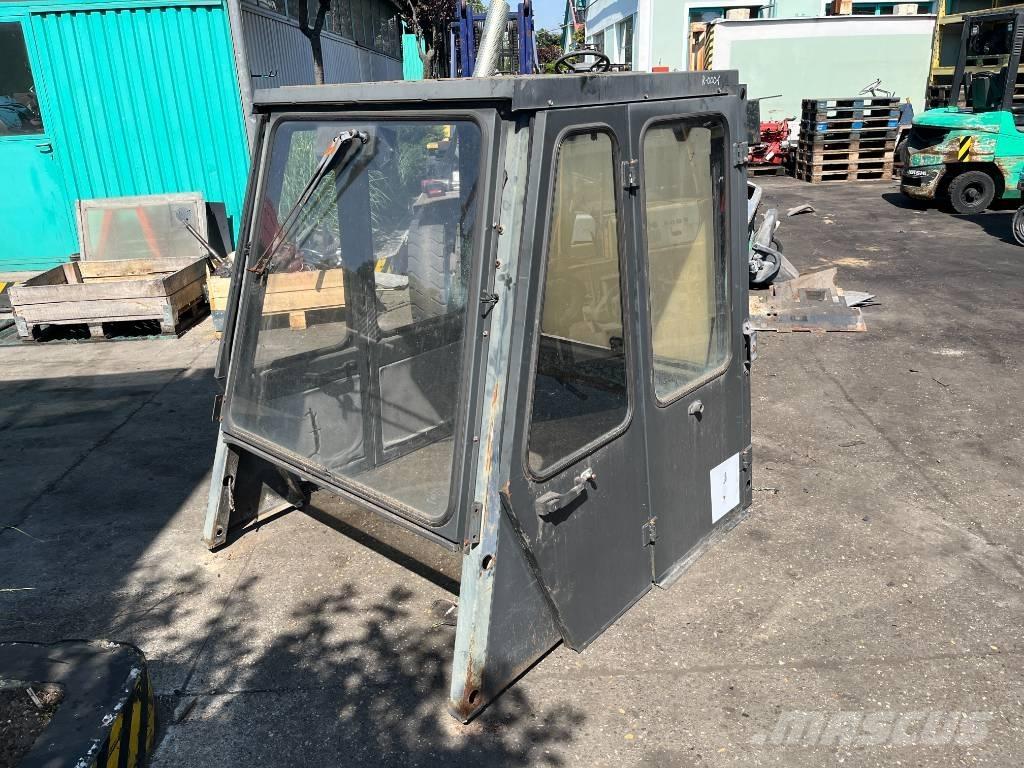 Nissan CABIN W-1038 駕駛室與內部