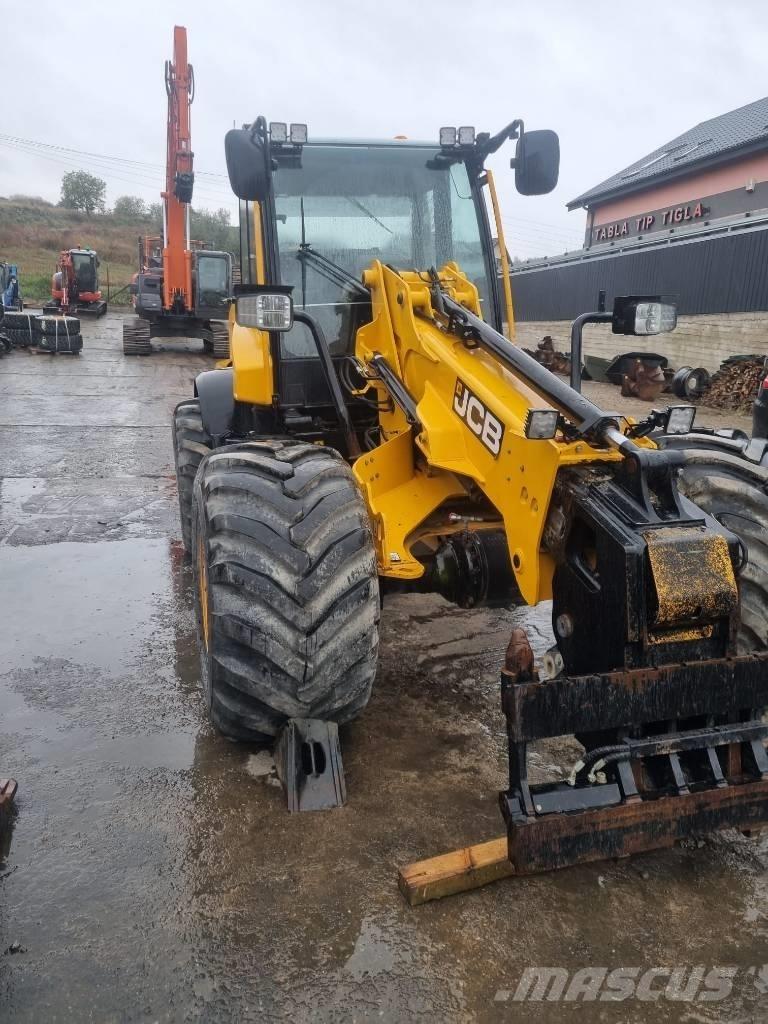 JCB TM 320S 農業用伸縮臂裝載機