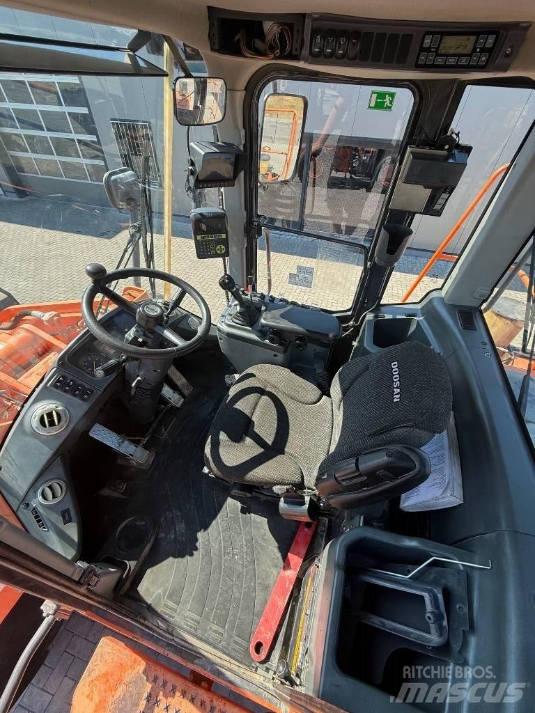 Doosan DL 300-3 輪胎式裝載機