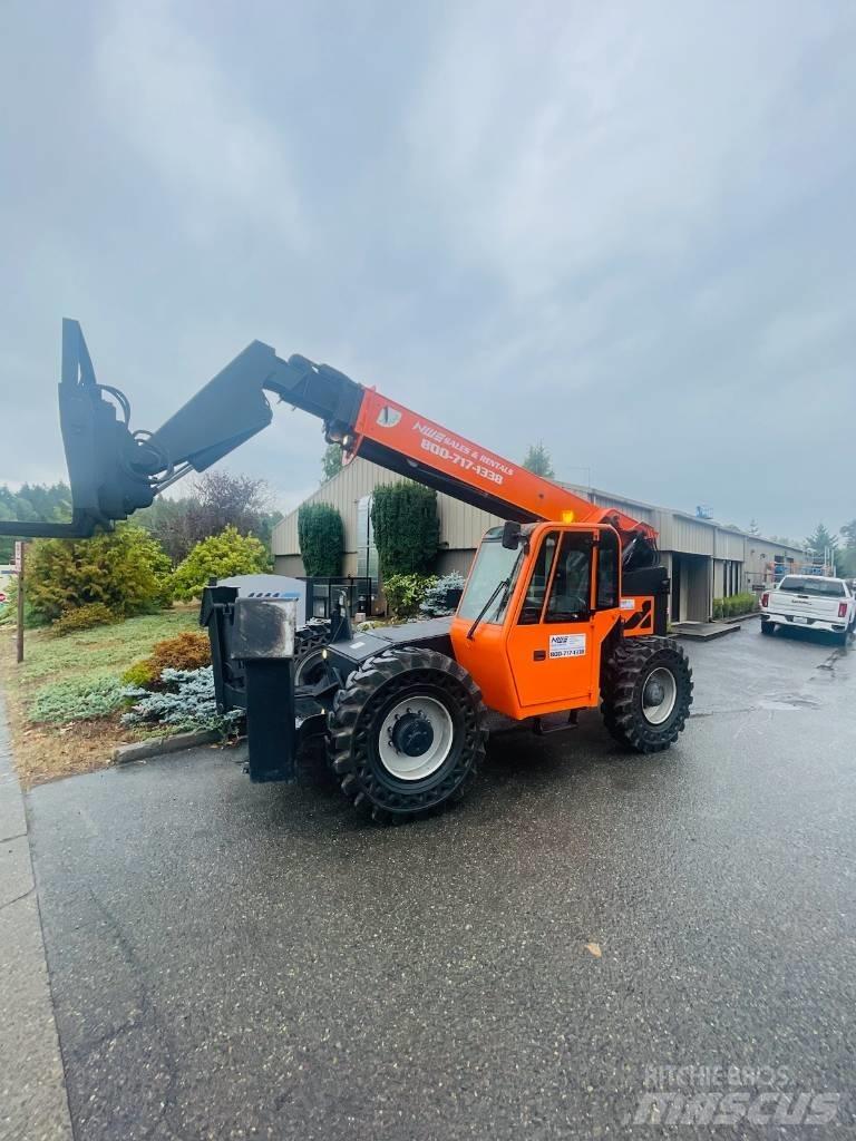 SkyTrak 10054 伸縮臂操作車