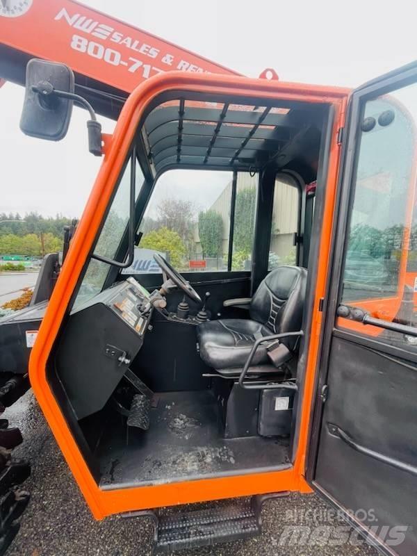 SkyTrak 10054 伸縮臂操作車