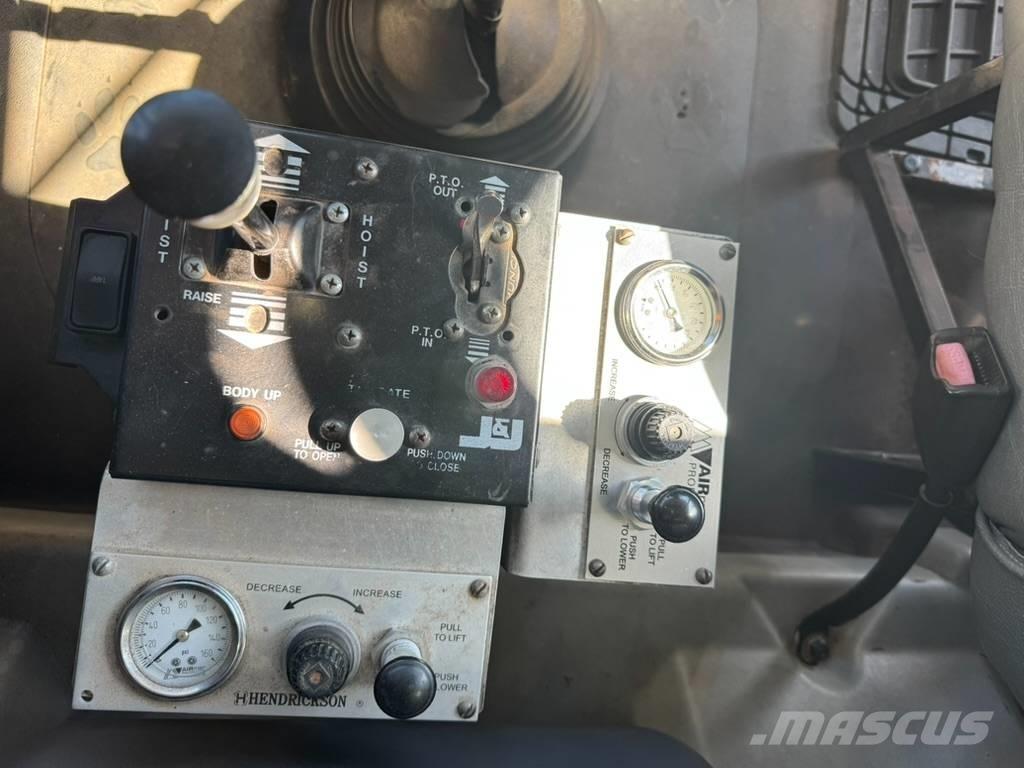 Mack GU813 傾卸式卡車
