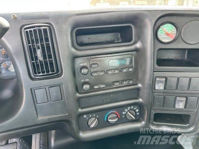 GMC 5500 平板式/側卸式卡車
