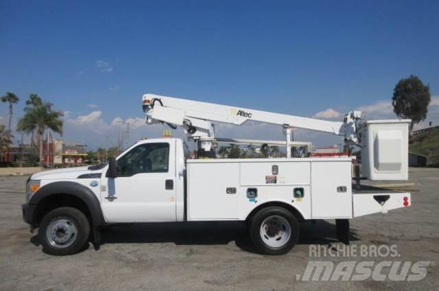 Ford F450 卡車裝載高空作業車