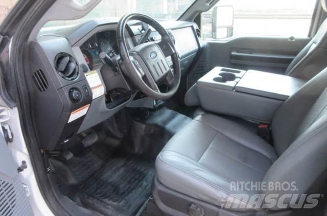 Ford F450 卡車裝載高空作業車