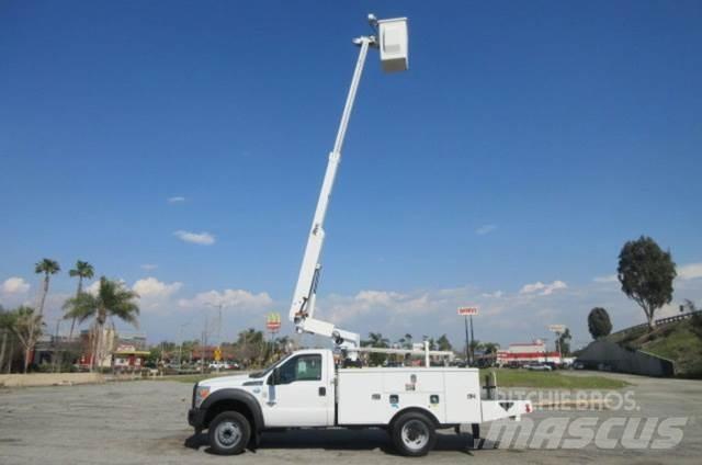 Ford F450 卡車裝載高空作業車