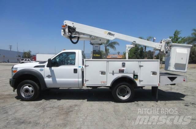 Ford F450 卡車裝載高空作業車