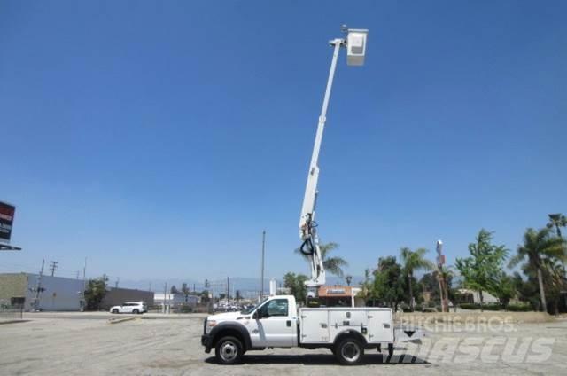 Ford F450 卡車裝載高空作業車