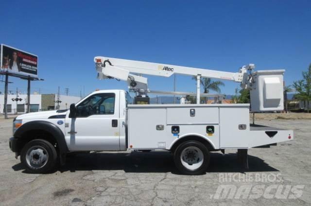 Ford F450 卡車裝載高空作業車